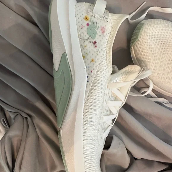 New Balance White and Floral Women's Sneakers - Picture 3 of 5